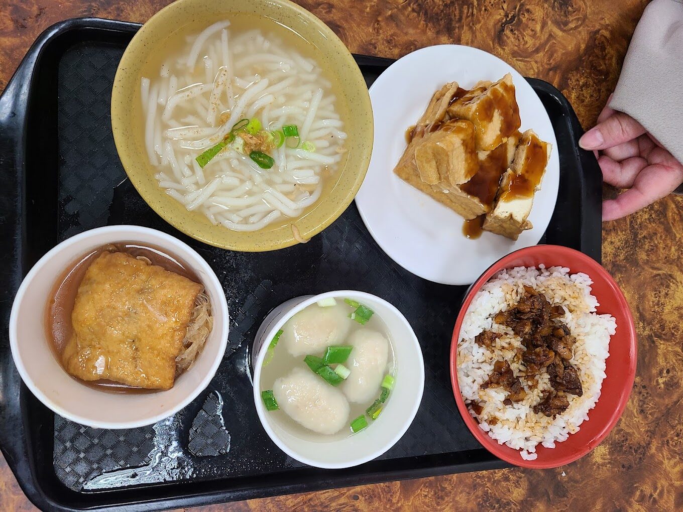 探索淡水老街的必嚐經典美食:從魚丸湯到阿給 - 必遊淡水景點指南
