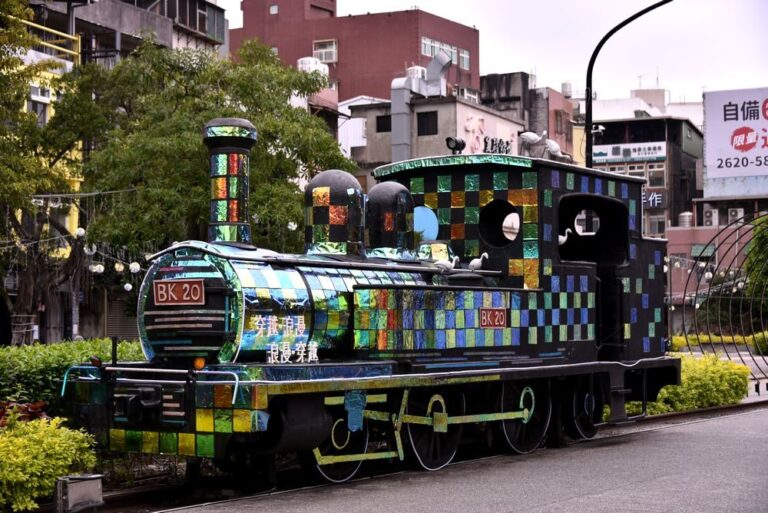 探索淡水老街的必嚐經典美食：從魚丸湯到阿給 - 必遊淡水景點指南