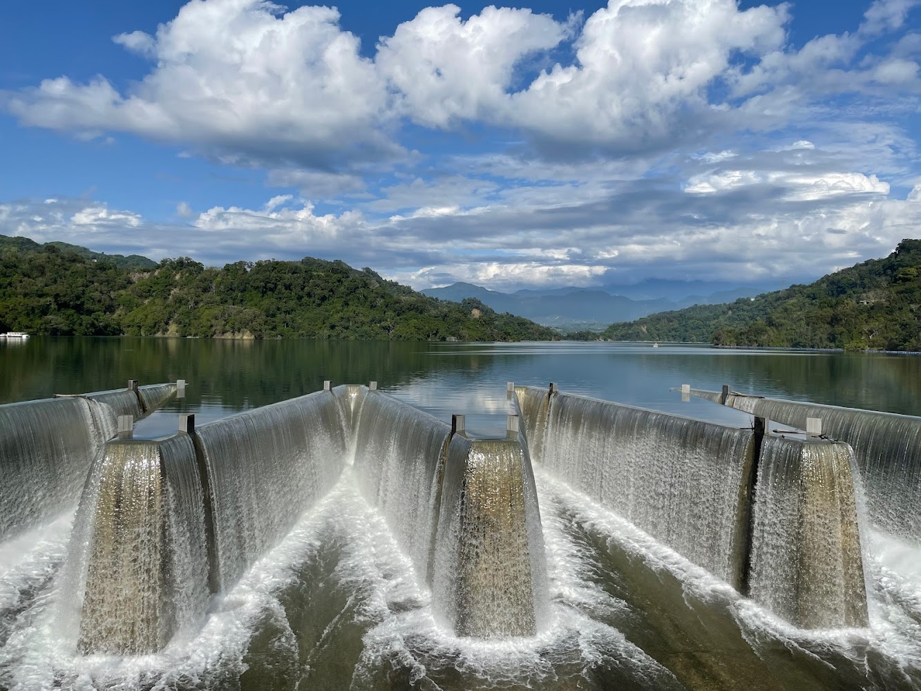 鯉魚潭水庫後池堰的壯麗景色