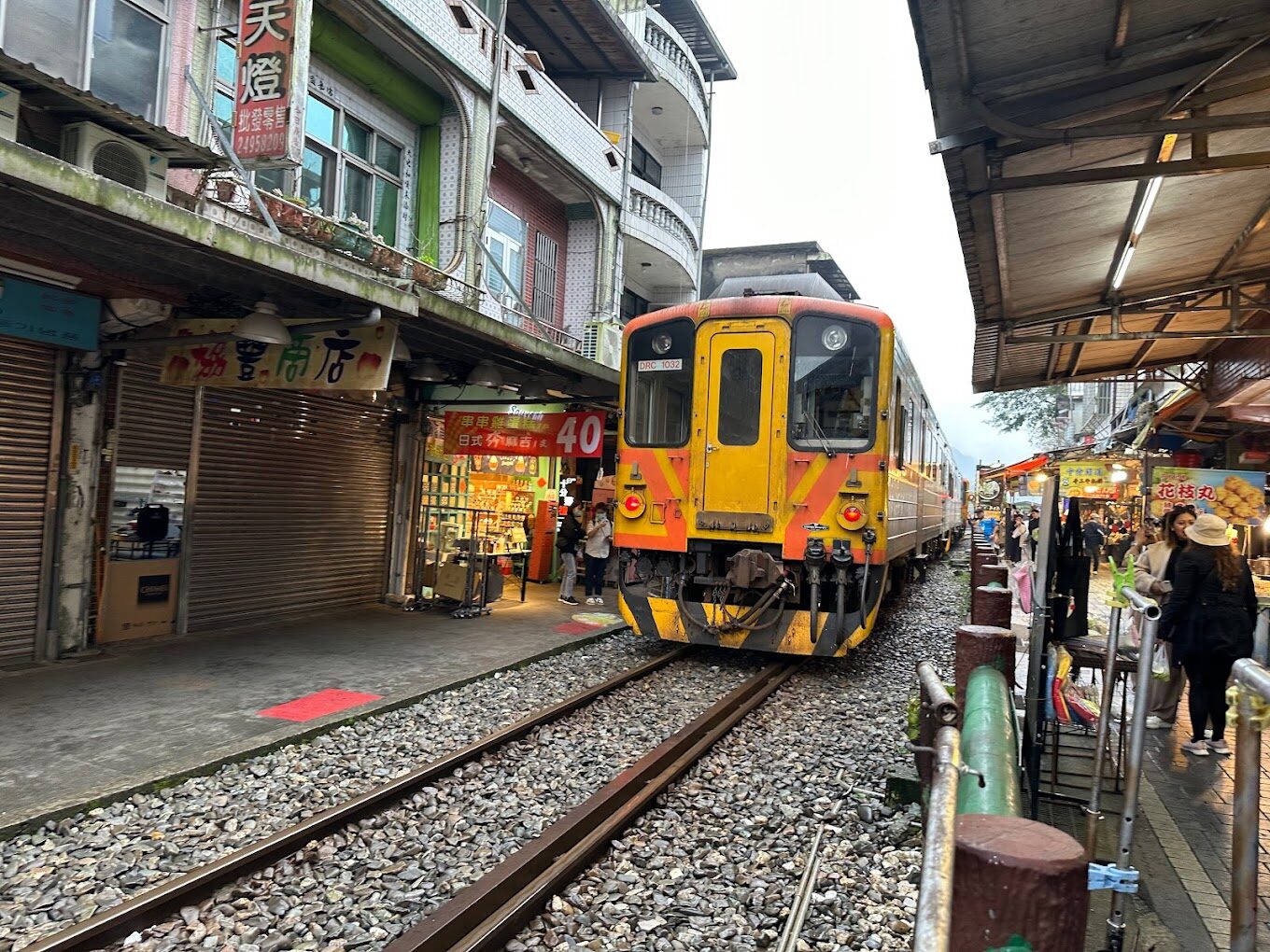 十分車站的天燈文化與老街風情，是平溪線必訪景點