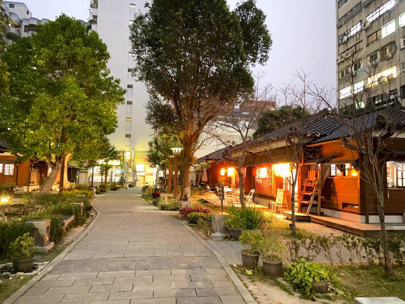 夜幕降臨後的桃園 77 藝文町浪漫光影