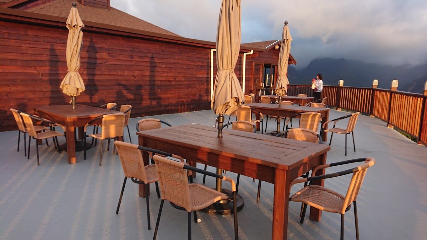 迦南咖啡美食屋的外觀建築與戶外座位