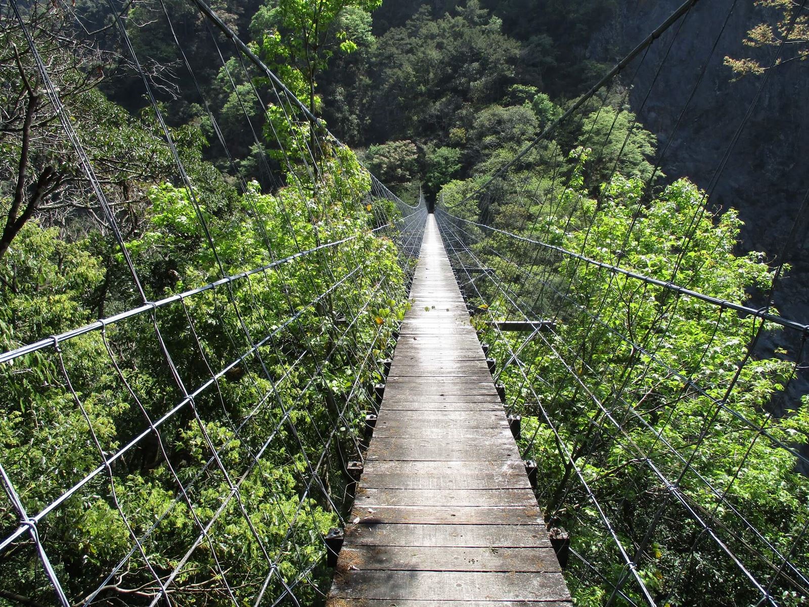 十八尖山步道全線平緩，不僅適合慢跑運動，更是新竹市觀賞夕陽與城市夜景的絕佳地點。