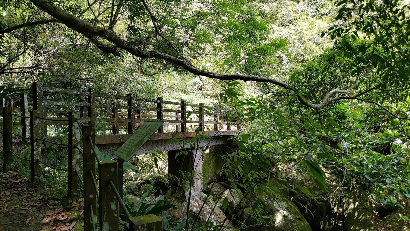 寶山水庫環湖步道環境清幽，沿途設有舒適的木棧道，非常適合全家大小一同漫步，欣賞壯麗的水庫美景。