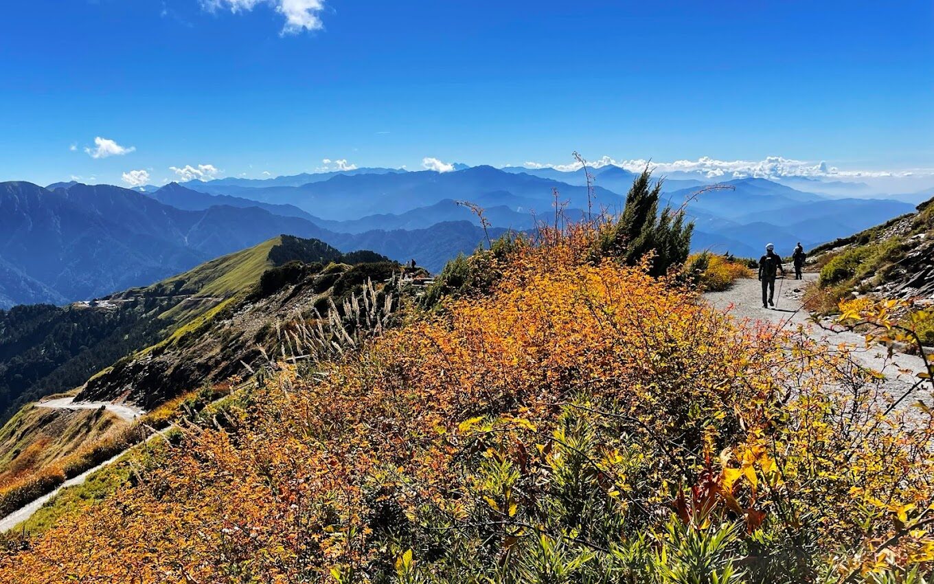 合歡山主峰壯麗的山景與藍天