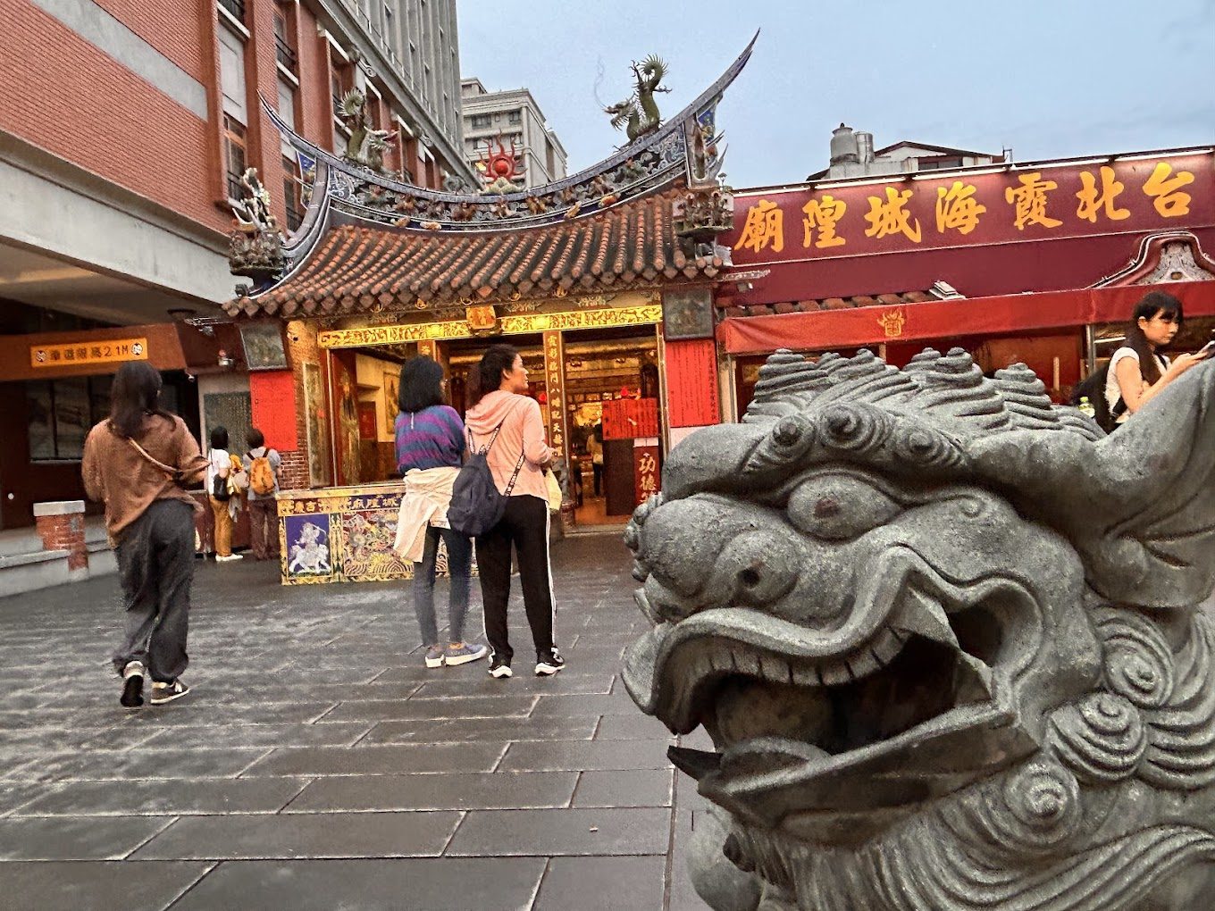 探索台北霞海城隍廟：祈願與文化的結合之地