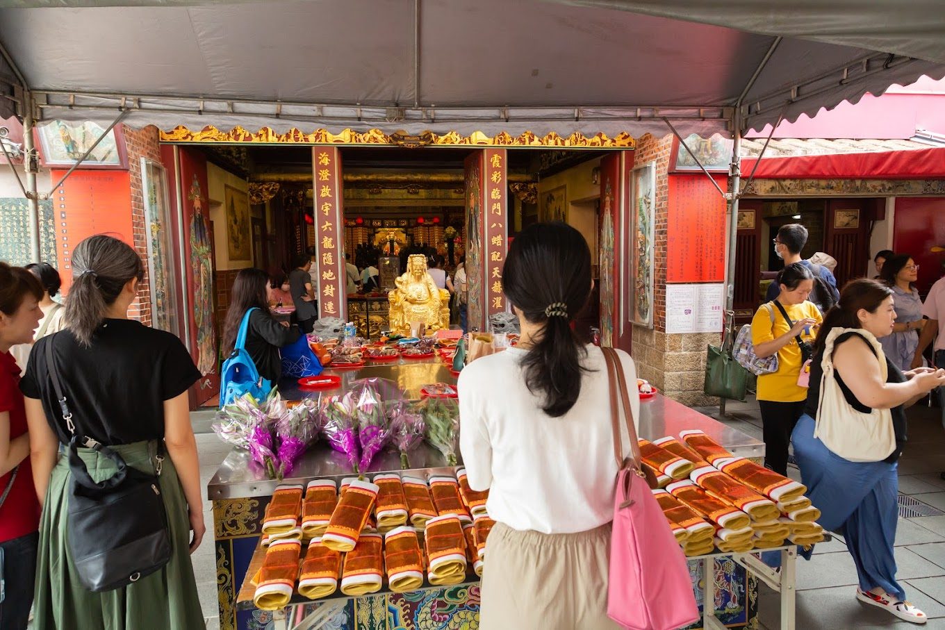 探索台北霞海城隍廟：祈願與文化的結合之地