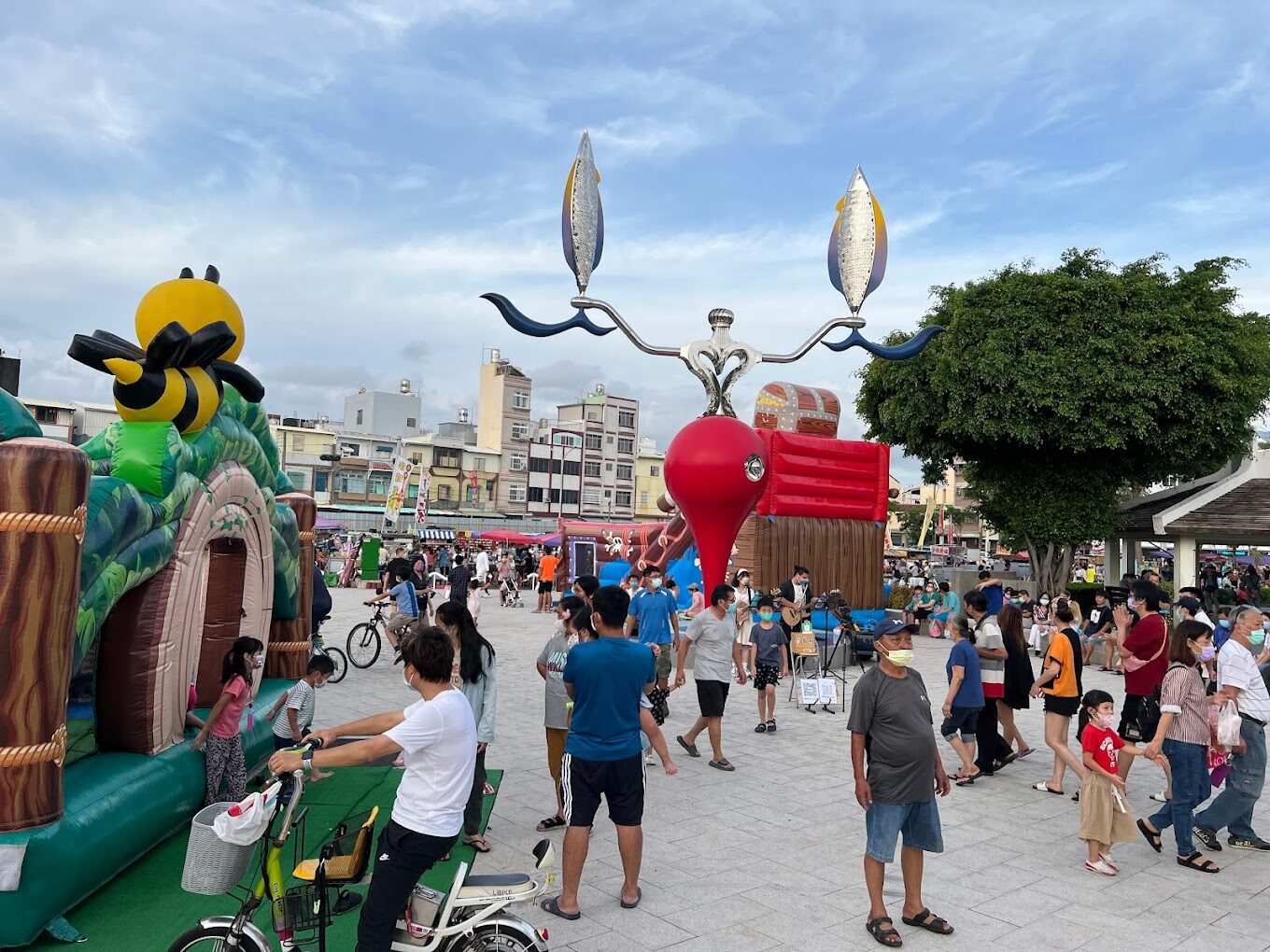 繁華熱鬧的旗津老街