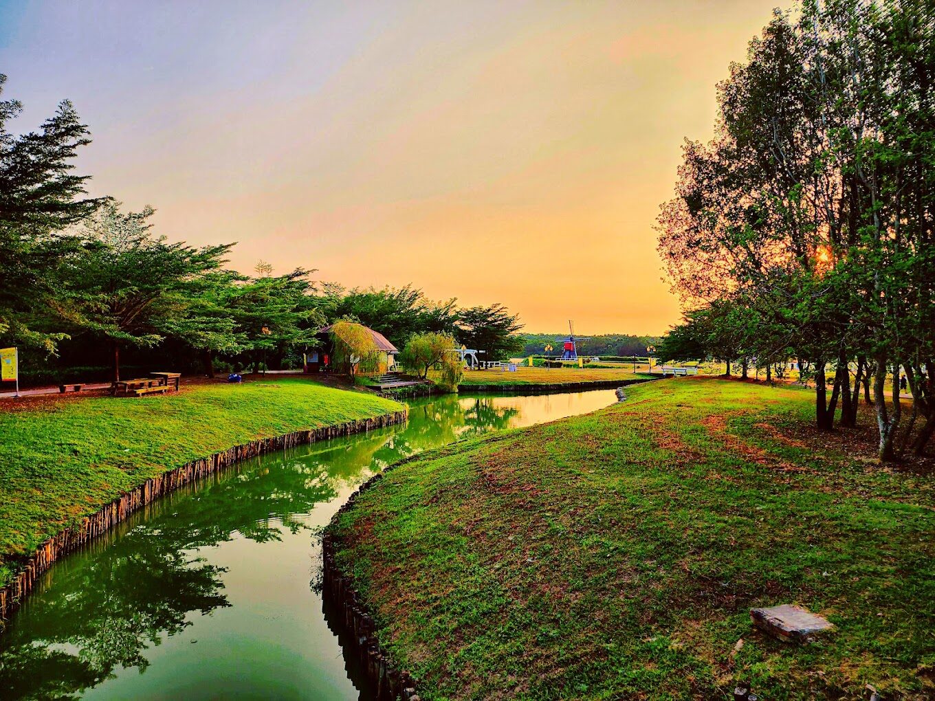 德元埤荷蘭村園區入口與湖岸景觀