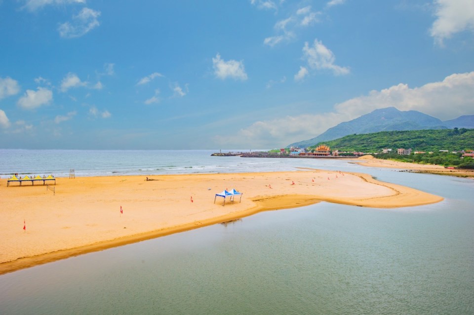 福隆海水浴場全攻略｜金色沙灘、沙雕藝術、美食住宿一次滿足