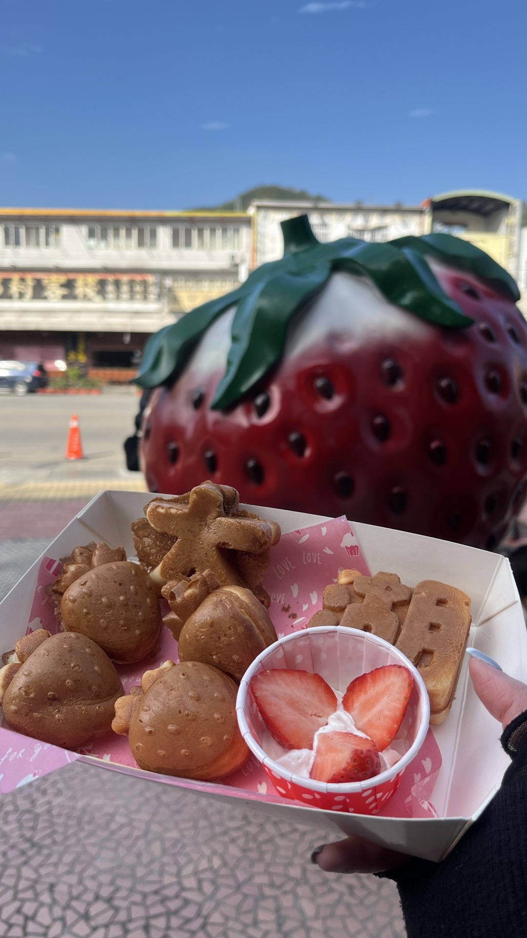 大湖酒莊門口的巨型草莓地標是遊客最愛的打卡景點