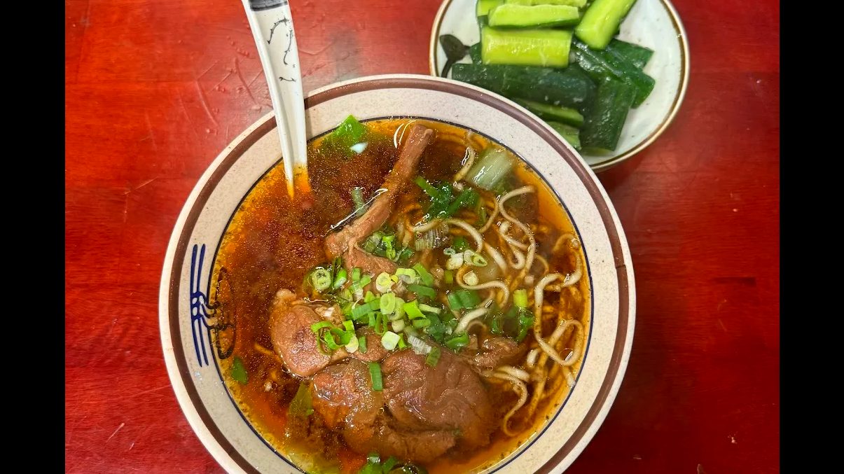 如何探索九份老街的隱藏美食與景點？