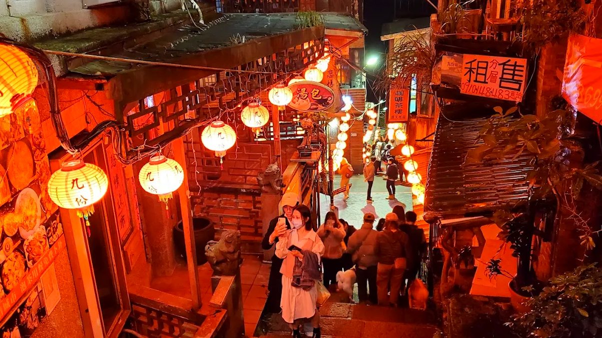 如何探索九份老街的隱藏美食與景點？