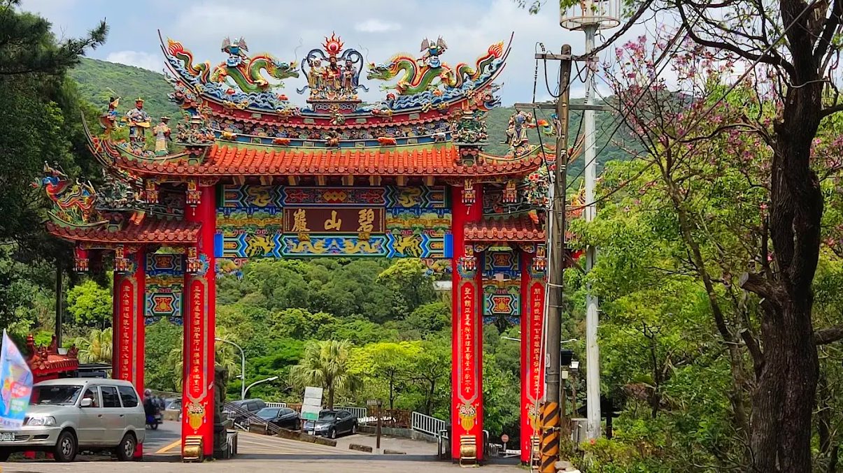 北部一日遊開車攻略：陽明山、碧山巖與夜景精選