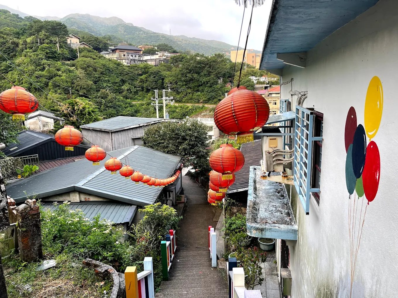 如何探索九份老街的隱藏美食與景點？