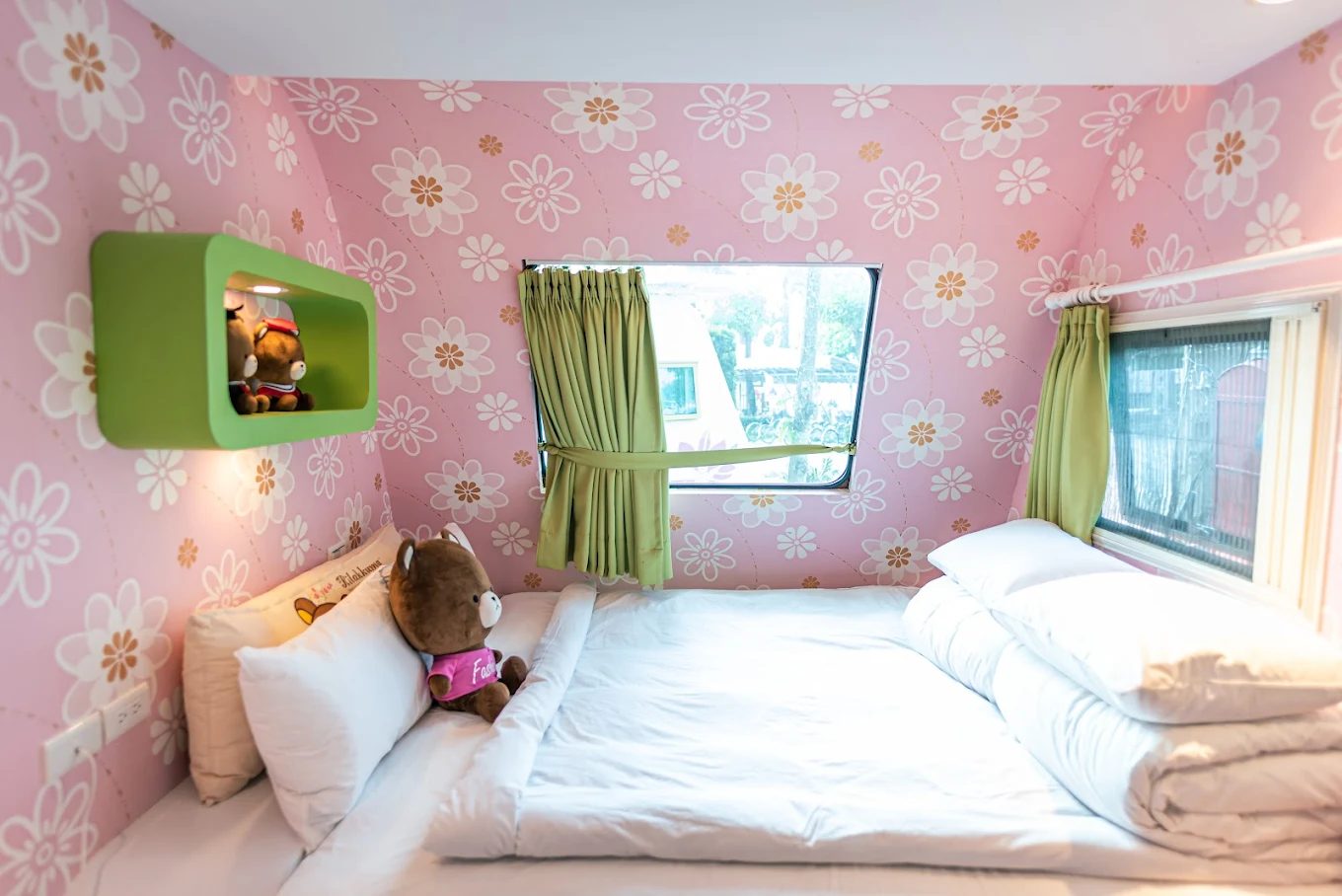 度假村露營車與花園景致