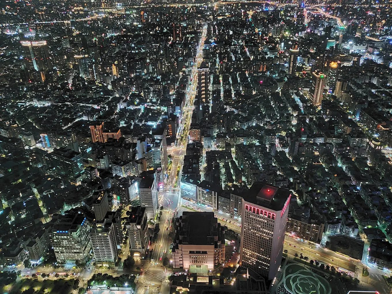 【2025台灣夜景推薦全攻略】精選城市夜色×山林星空，不可錯過的夜間景點！