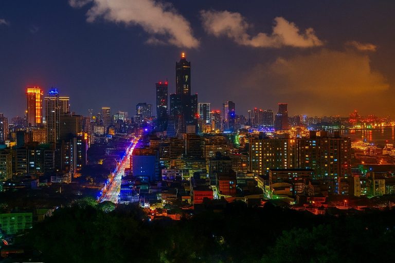 【2025台灣夜景推薦全攻略】精選城市夜色×山林星空，不可錯過的夜間景點！