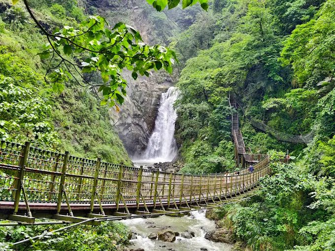 在嘉義觀音瀑布山徑緩步前行，迎著濕潤空氣走進層層堆疊的瀑景