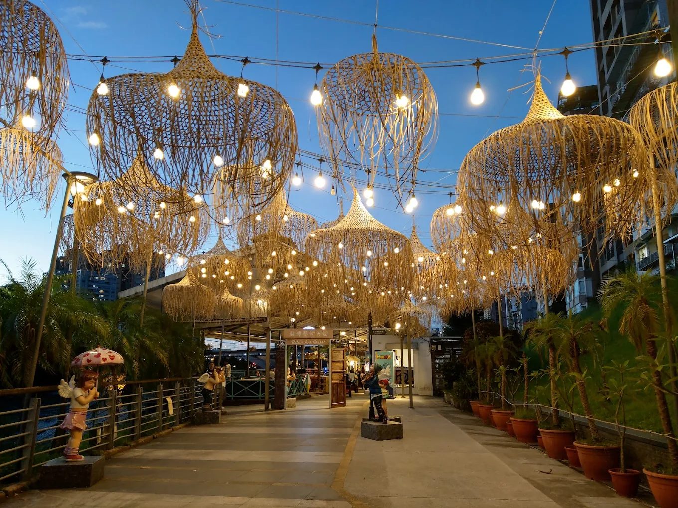 碧潭水舞秀:探索碧潭水岸商圈的魅力