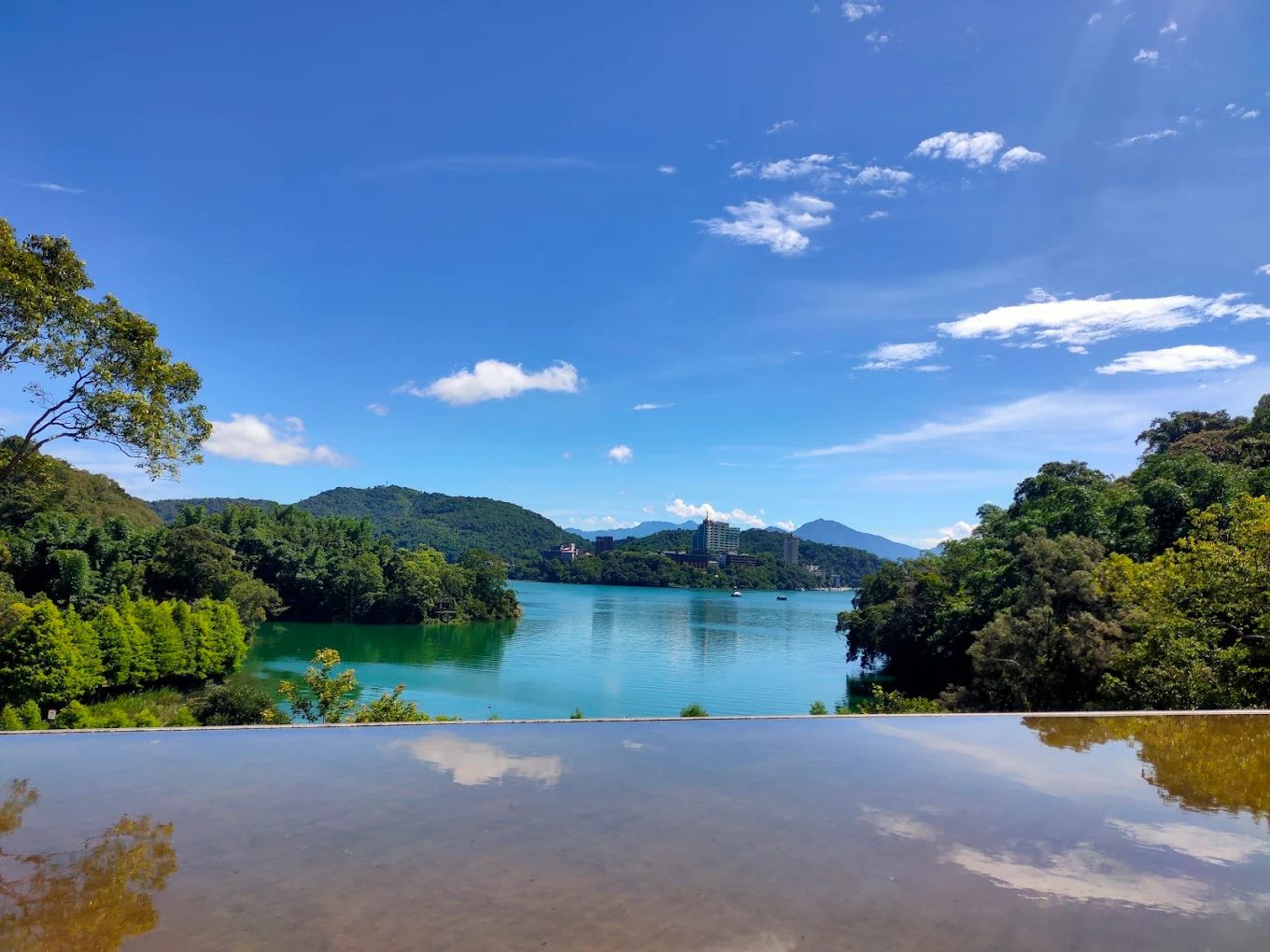 南投景點的精彩探索:發現月牙灣、水社碼頭、能高瀑布等必訪之處