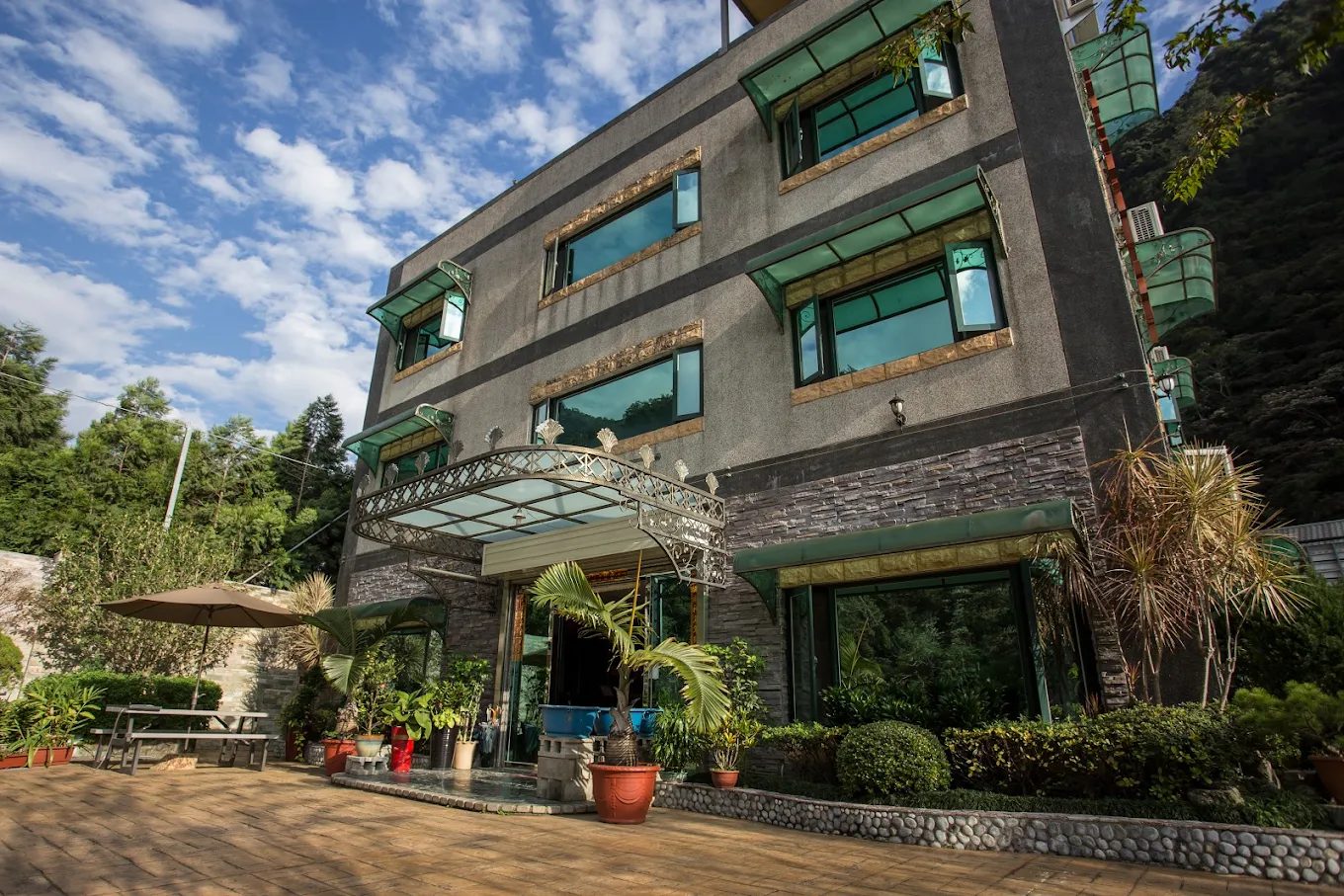 探索台灣五大壯觀瀑布秘境：天然美景與冒險體驗一次滿足！