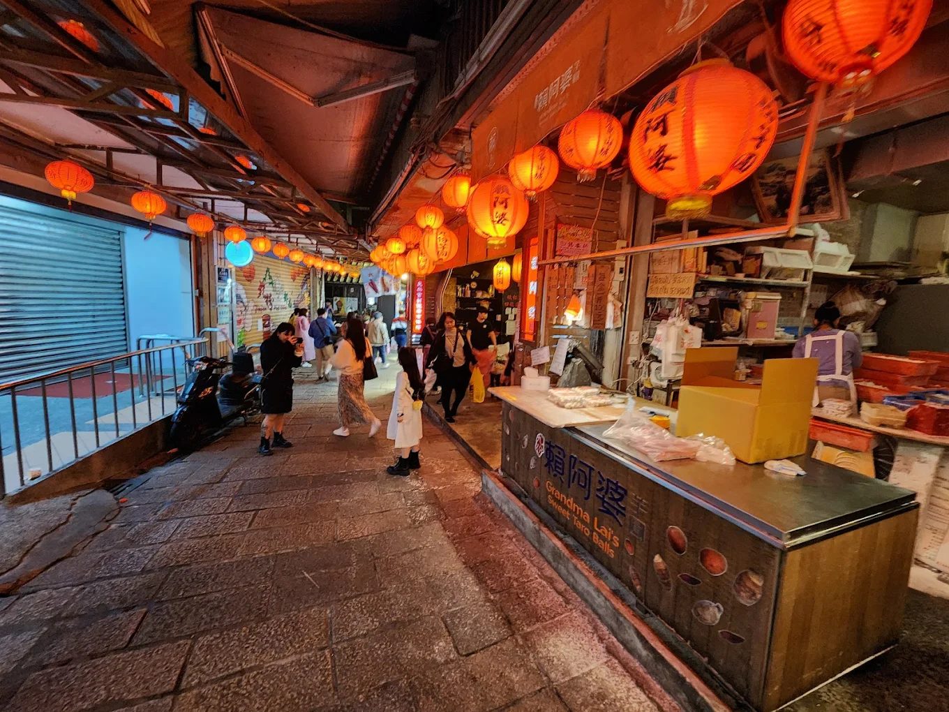九份老街探索之旅：帶你發現美食與風景的極致體驗