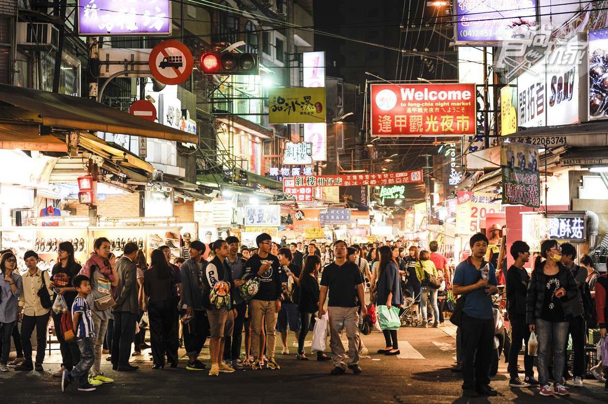 逢甲夜市夜間熱鬧街景
