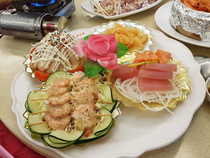 沿著苗栗通霄新埔路緩緩駛向海邊，夕陽把整條公路都染成了金色的風景