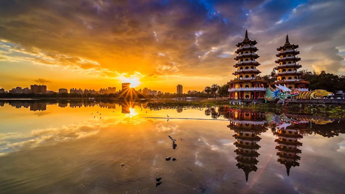 走進高雄景點海岸線，在旗津夕陽與蓮池潭湖光裡慢慢收集港都風景