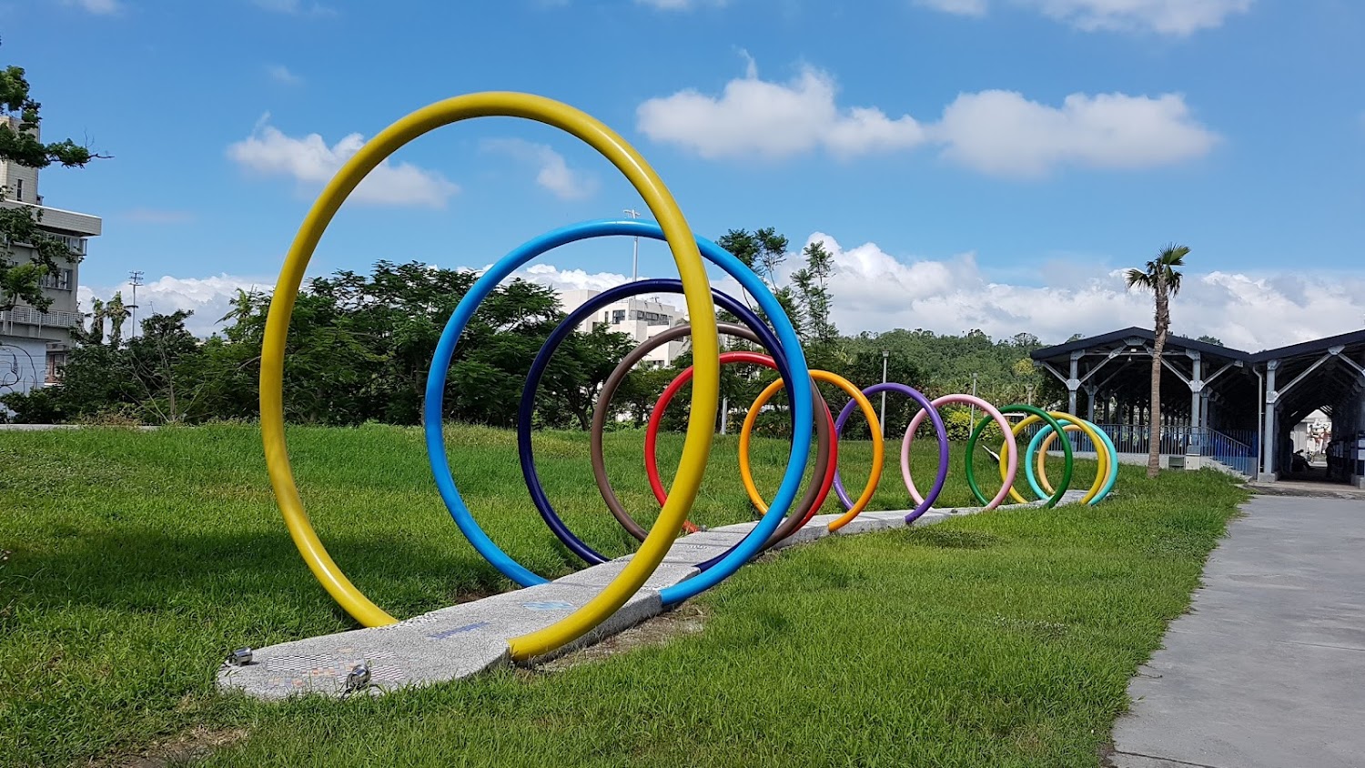 台東海濱公園的壯闊海景與休憩涼亭