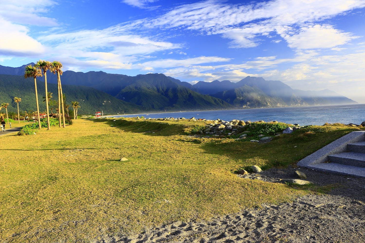 探索花蓮景點：七星潭、石梯坪、花蓮港景觀橋等美麗地點