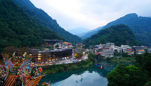 探索台灣的熱鬧與放鬆：烏來溫泉之旅｜泡湯、美食與山林秘境一次體驗