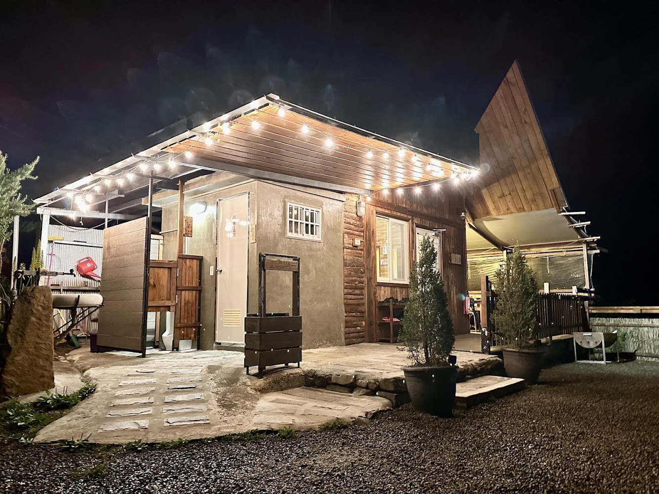 遇見嵨ㄨˇ繞（看到遇見嵨繞露營區大石頭由此處進入）