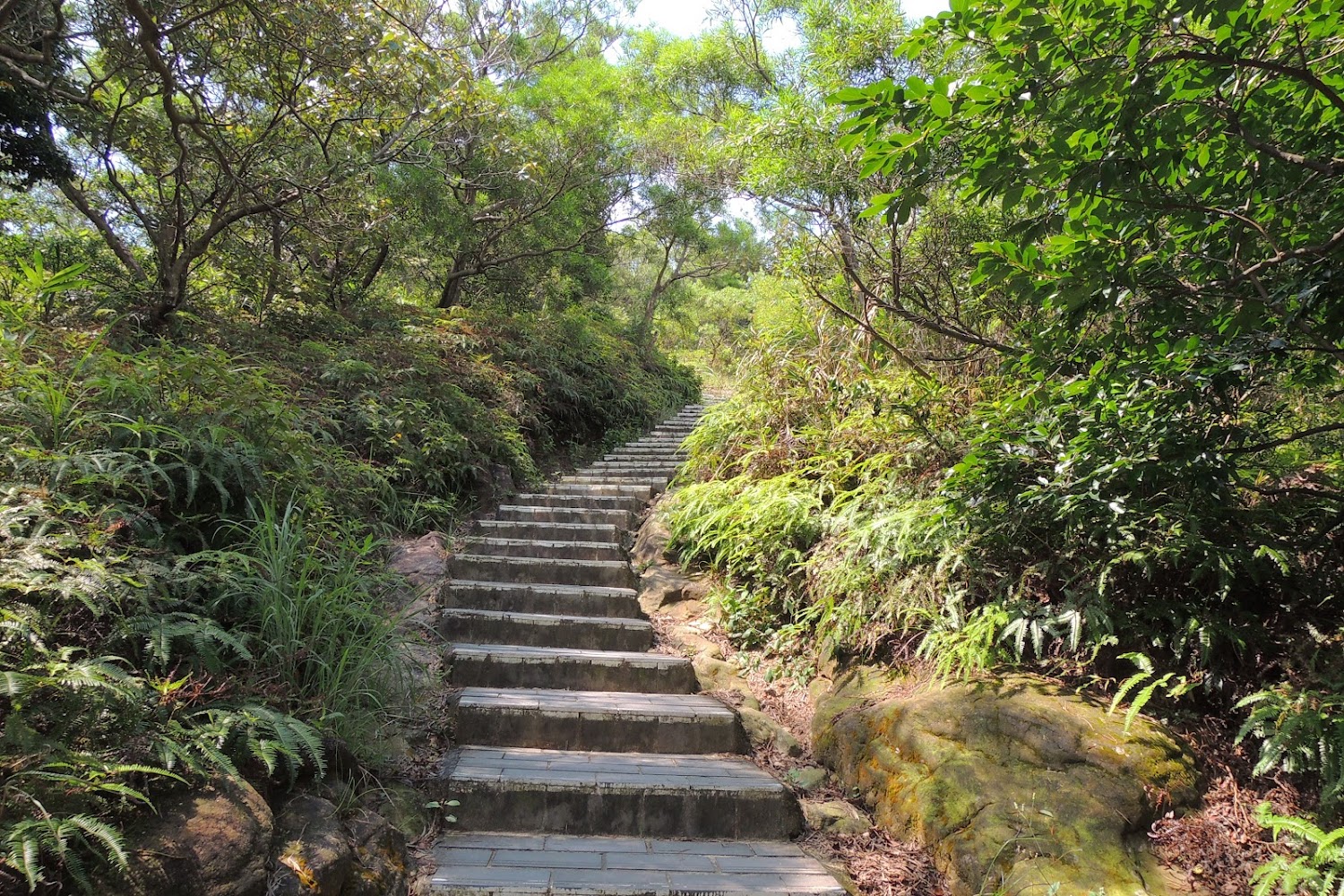 軍艦岩親山步道