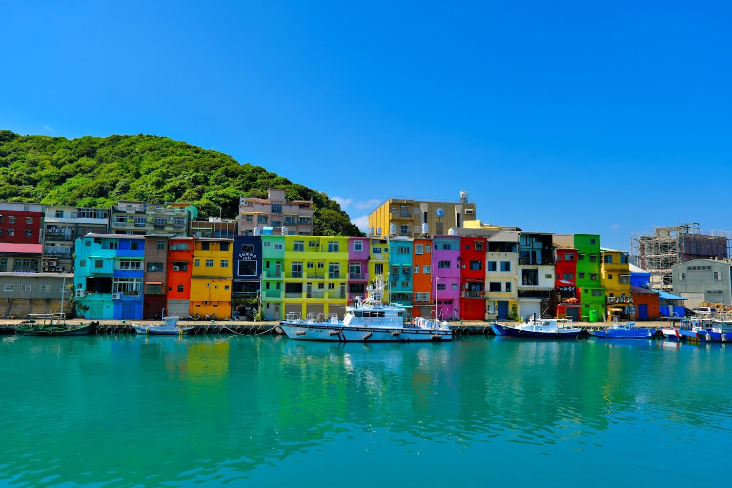 基隆東北角海岸情人橋色彩屋