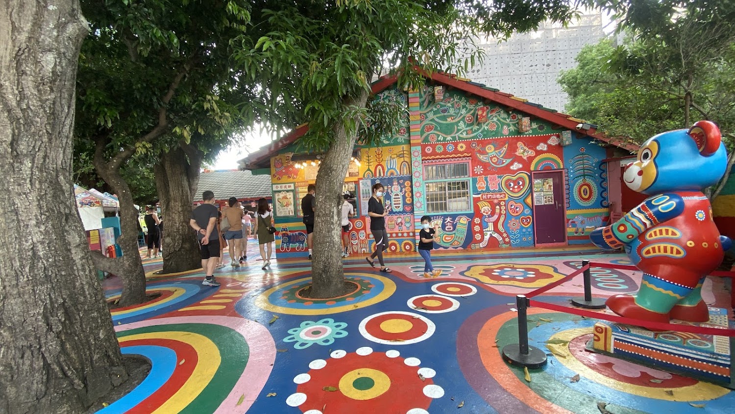 探索台中周邊的必訪景點：彩虹村、高美濕地、溪頭自然教育區、十分瀑布與陽明山國家公園