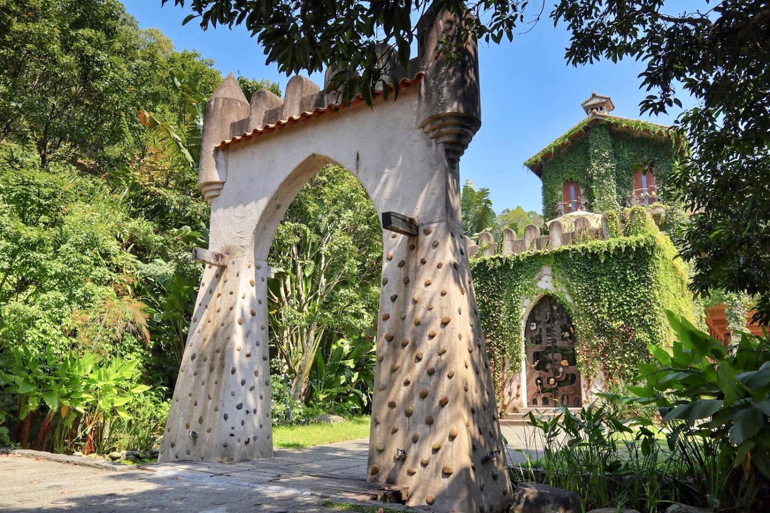 苗栗公館黃色城堡｜探索天空之城苗栗：最佳景觀餐廳和旅遊體驗