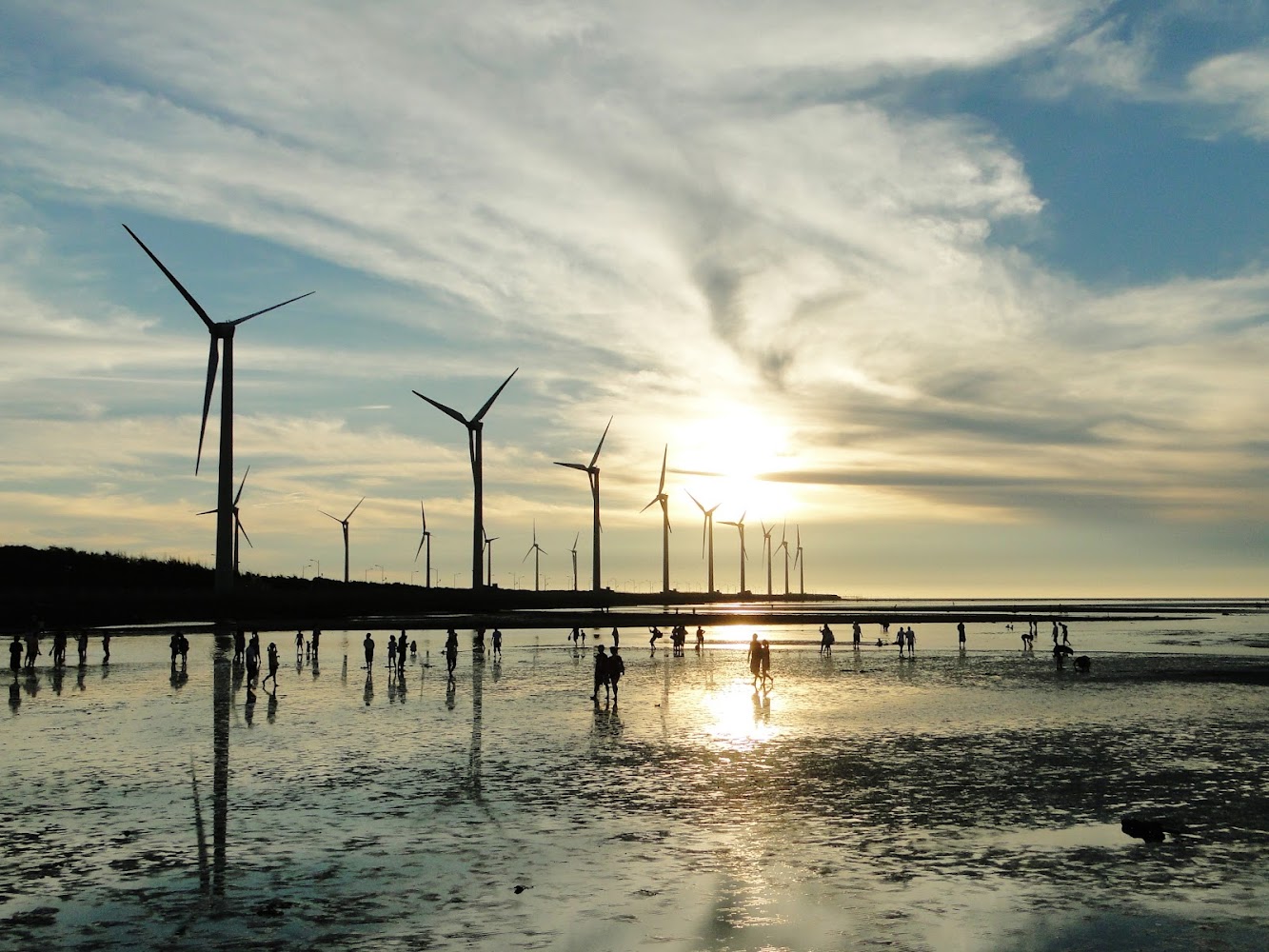 高美濕地賞鳥景觀臺｜高美濕地露營場｜探索自然之美與舒適露營體驗