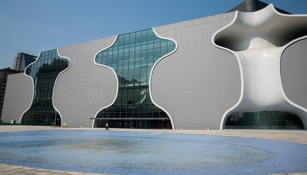 台中國家歌劇院是與秋紅谷串連遊玩的推薦景點