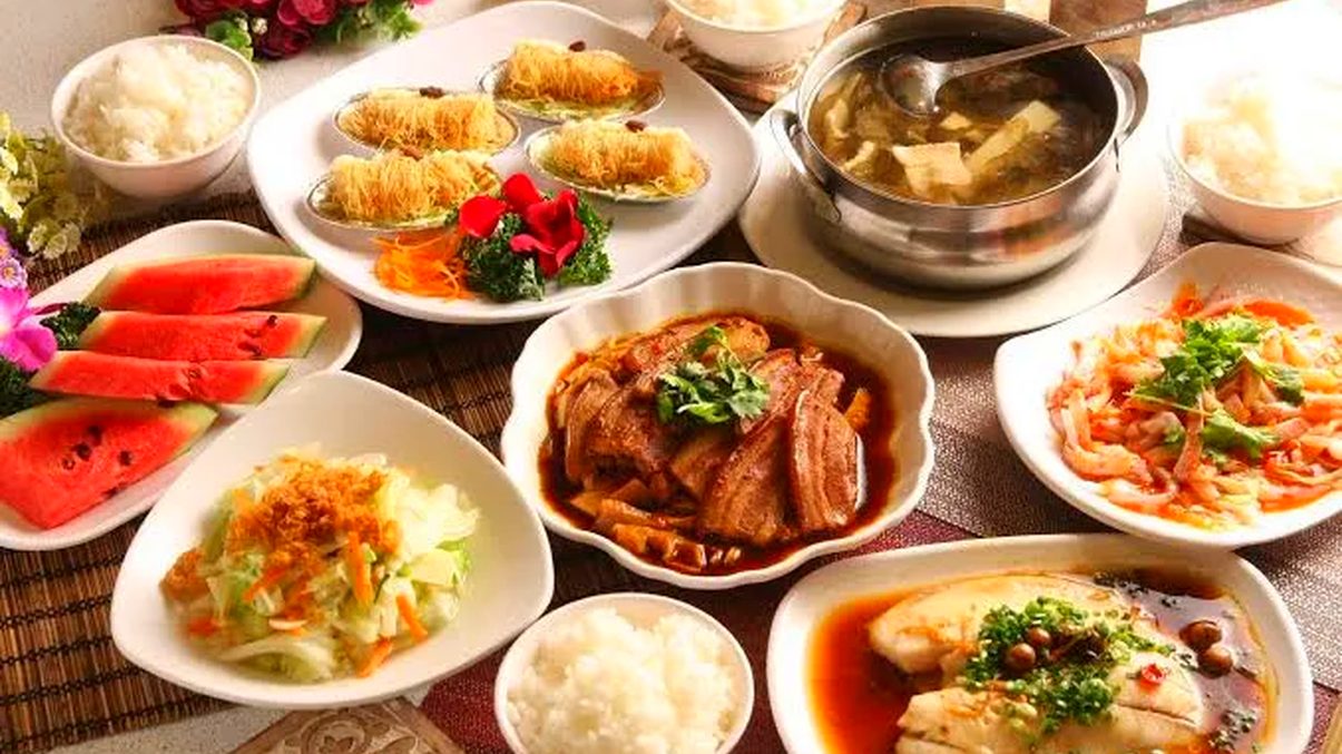 谷關溫泉飯店餐廳提供多層次的味蕾饗宴，完美結合山產與精緻料理