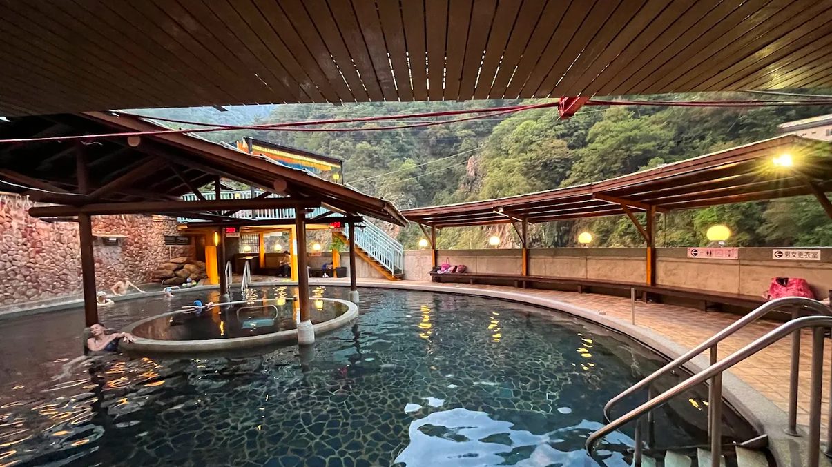 客房內的大片窗景將谷關山林盡收眼底，營造極致放鬆的氛圍