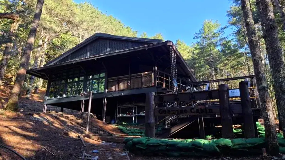 被森林環抱的觀高山屋，是登山者重要的休憩與住宿據點，提供遮風避雨的溫馨空間。