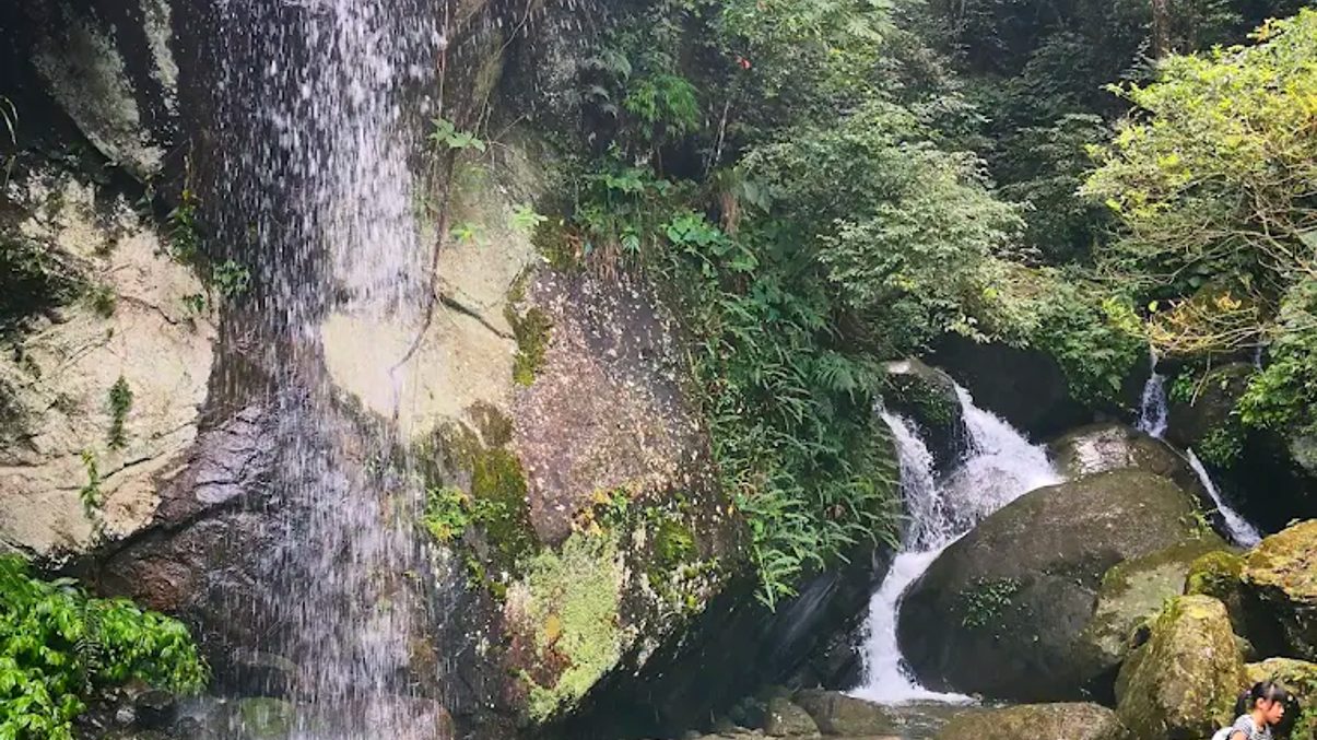 清澈的溪水從岩壁上傾瀉而下，馬武督瀑布是夏季消暑的最佳去處。