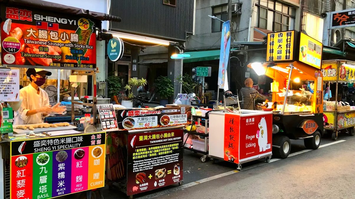 探索六合夜市：五大必吃美食與實用攻略