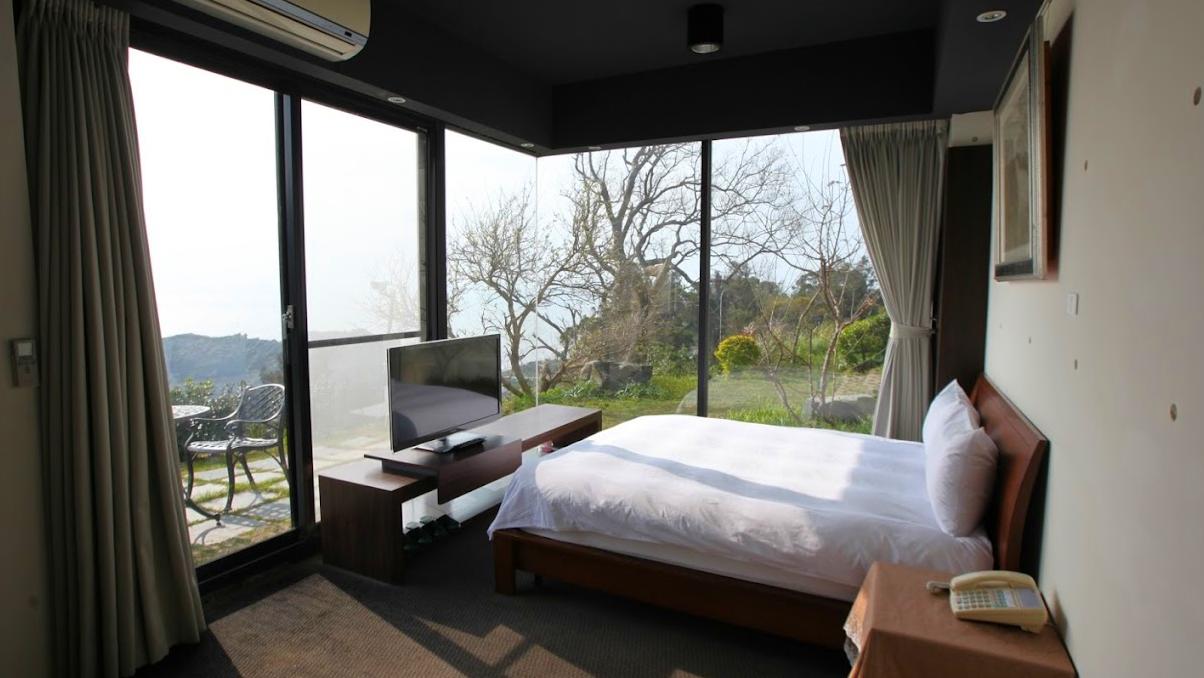 Seaviewroom_enhanced_cropped