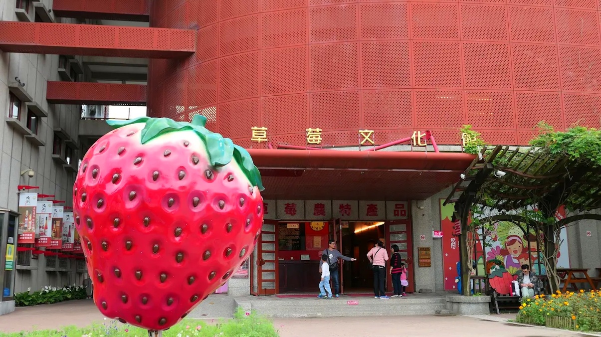 著名的大湖酒莊建築外觀，是遊客品嚐草莓酒與購買伴手禮的必訪景點。