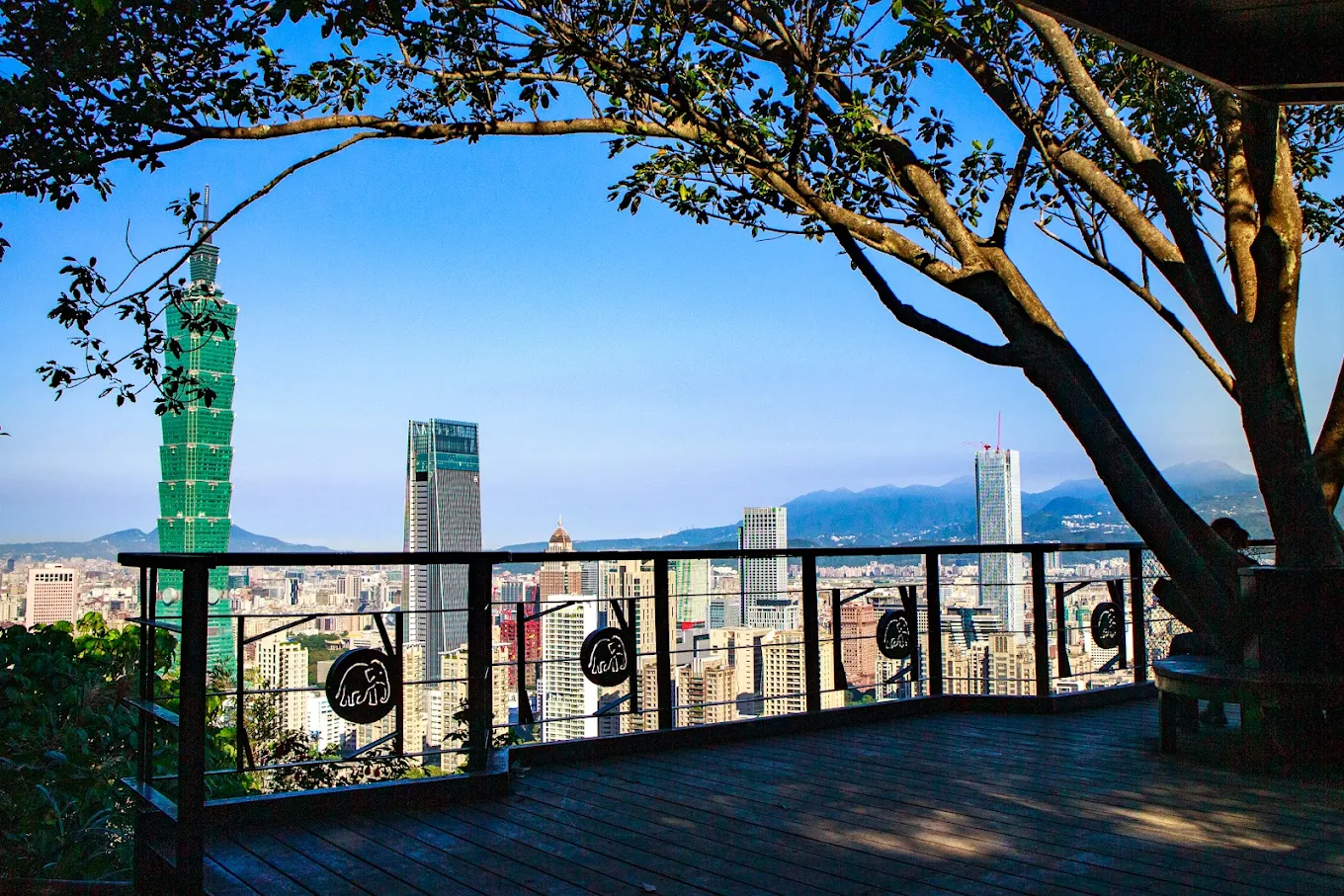 象山步道上的城市全景，遠眺台北101