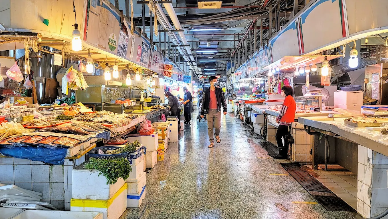 南寮漁港內的觀光魚市，是饕客品嚐現撈海產的首選之地