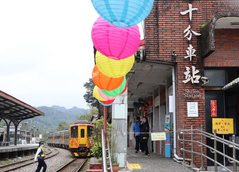 喜歡搭火車旅行嗎？精選五大懷舊車站與老街，一起感受台灣的復古風情！